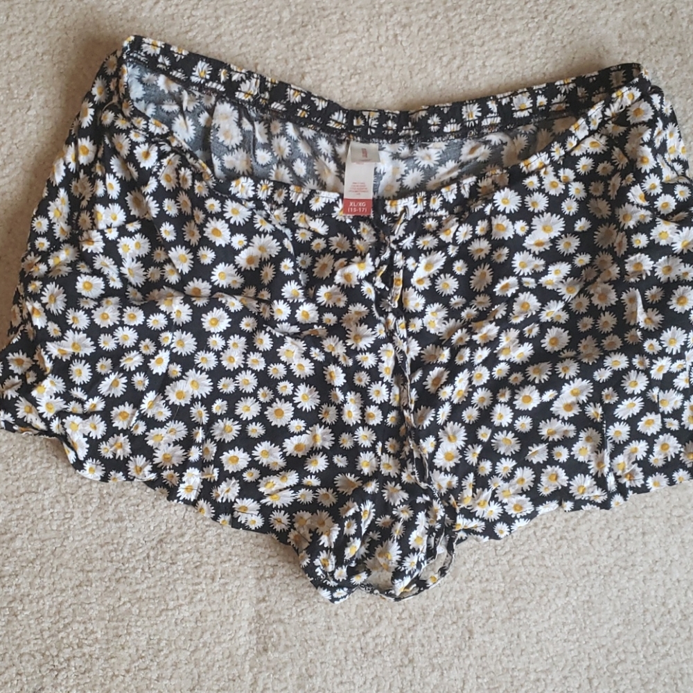 Daisy print shorts